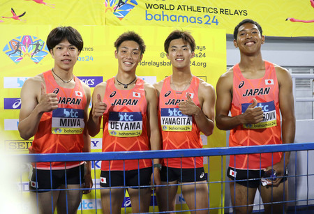 世界リレー大会でパリ五輪出場を決めた男子４００メートルリレーの日本。右からサニブラウン・ハキーム、柳田大輝、上山紘輝、三輪颯太＝４日、バハマ・ナッソー