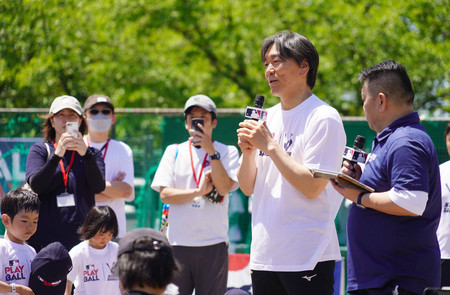 野球教室で質問に答える松井秀喜さん（右から２人目）＝５日午後、石川県能美市