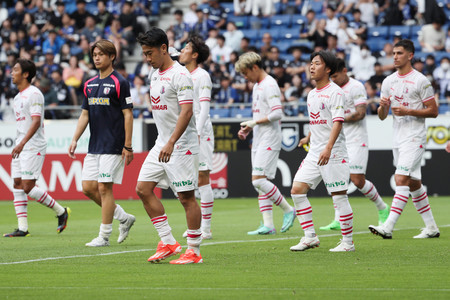 Ｇ大阪に敗れた香川（左から３人目）らＣ大阪の選手たち＝６日、パナスタ