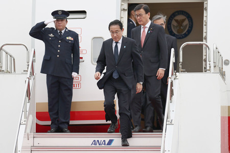フランス・南米訪問を終えて帰国した岸田文雄首相（手前）＝６日午後、羽田空港