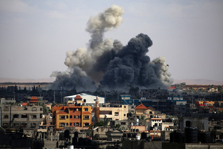 ６日、パレスチナ自治区ガザ最南部ラファで、イスラエルによる爆撃後に上がる煙（ＡＦＰ時事）