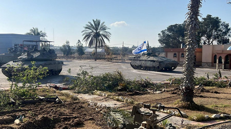 エジプトとパレスチナ自治区ガザの境界にあるラファ検問所のガザ側で作戦に当たるイスラエル軍車両＝７日に同軍が発表（ロイター時事）