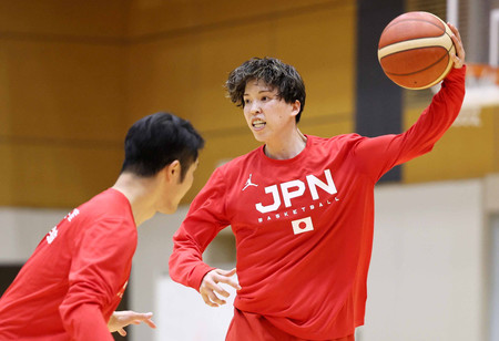 パリ五輪日本代表候補の合宿で練習する林咲希（右）＝７日、東京都北区の味の素ナショナルトレーニングセンター