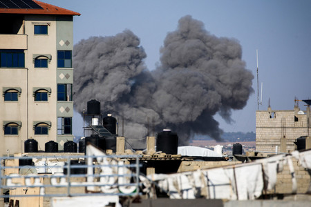 ７日、パレスチナ自治区ガザ最南部ラファで、イスラエルの攻撃を受けて立ち上る煙（ＡＦＰ時事）