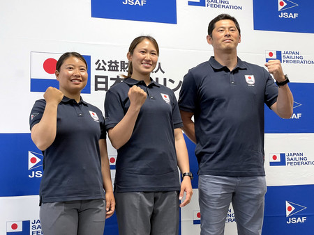 セーリングのパリ五輪代表に決まり、ポーズを取る（右から）富沢慎、永松瀬羅、田中美紗樹＝８日、東京都新宿区