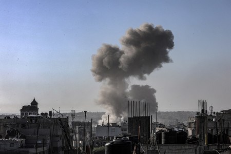 ８日、パレスチナ自治区ガザ最南部ラファで、イスラエルの空爆を受けて立ち上る煙（ｄｐａ時事）