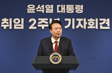 ９日、ソウルで記者会見する韓国の尹錫悦大統領（ＡＦＰ時事）