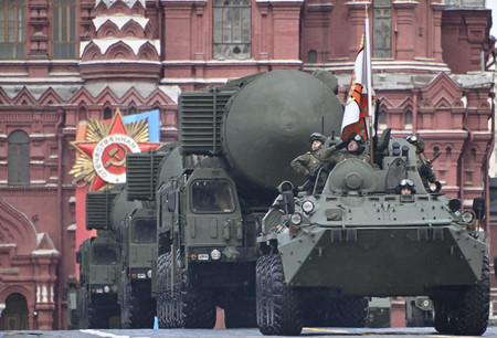 ９日、モスクワ「赤の広場」で行われたロシアの対ドイツ戦勝記念日の軍事パレード（ＡＦＰ時事）