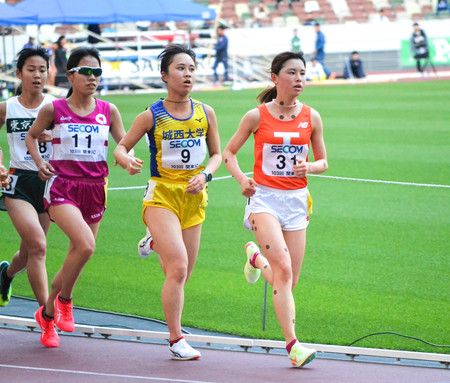 女子１万メートルで力走する不破聖衣来（右）＝９日、東京・国立競技場
