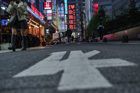 東京都新宿区の歌舞伎町を歩く女性（ＡＦＰ時事）（資料）