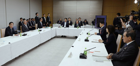 経済財政諮問会議で発言する岸田文雄首相（左端）＝１０日午後、首相官邸