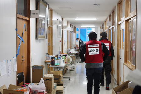 避難所となっている高校を訪問する薬剤師＝１月７日、石川県穴水町