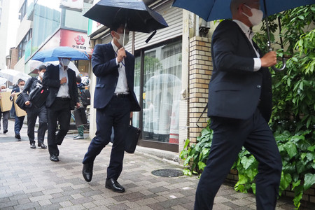 つばさの党の事務所に家宅捜索に入る警視庁の捜査員＝１３日午前、東京都千代田区