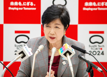 東京都の小池百合子知事＝４月２６日、東京都庁