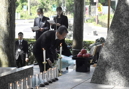 追悼法要で献花する信楽高原鉄道の正木仙治郎社長＝１４日午前、滋賀県甲賀市