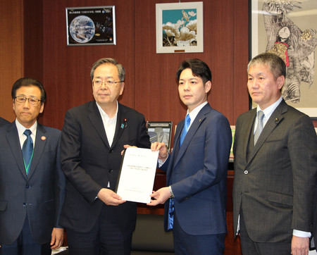 斉藤鉄夫国土交通相（中央左）に要望書を手渡す北海道の鈴木直道知事（同右）＝１４日午後、国交省