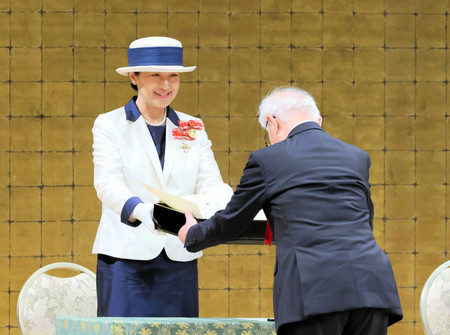 全国赤十字大会で有功章を授与される皇后さま＝１５日午前、東京都渋谷区の明治神宮会館（代表撮影）