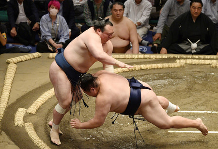 宝富士（左）は友風をはたき込みで破る＝１５日、東京・両国国技館