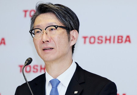 記者会見する東芝の島田太郎社長＝１６日午後、東京都港区