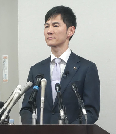 東京都知事選への出馬を正式表明する、広島県安芸高田市の石丸伸二市長＝１７日午後、広島市内