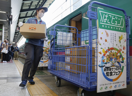 新幹線から荷降ろしされる特産品＝１７日午後、ＪＲ東京駅