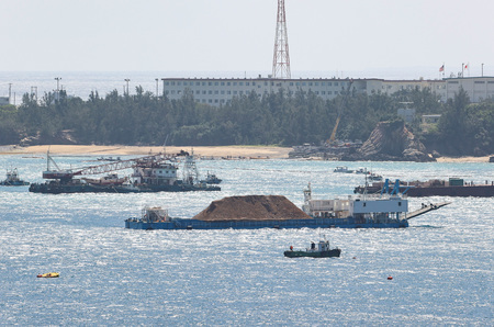 米軍普天間飛行場の名護市辺野古への移設工事＝３月１２日、沖縄県名護市