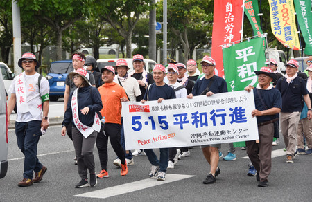「５・１５平和行進」に参加する人々＝１８日、沖縄県宜野湾市