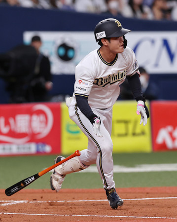 １回、逆転の２点三塁打を放つオリックスの太田＝１８日、京セラドーム