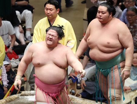琴桜（右）に敗れた宇良＝１８日、東京・両国国技館