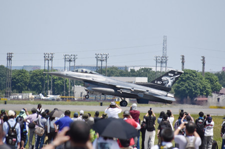 米軍横田基地（東京都福生市など）の日米友好祭で、展示飛行した米軍のＦ１６戦闘機＝１８日午後