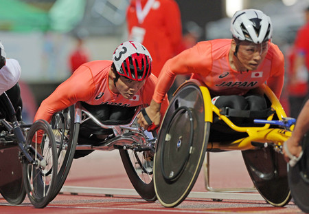 男子５０００メートル（車いすＴ５４）決勝で力走する樋口政幸（左）＝１８日、神戸ユニバー記念競技場