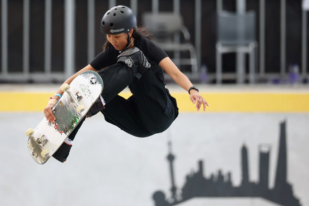 スケートボードの女子パーク決勝で演技する開心那＝１９日、中国・上海