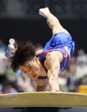 跳馬の演技をする杉野正尭＝１９日、群馬・高崎アリーナ