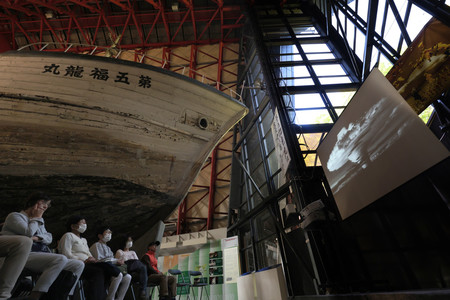 ブルーレイディスクで復刻された新藤兼人監督の映画「第五福竜丸」の上映会＝１１日、東京都江東区の第五福竜丸展示館