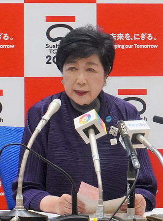 定例記者会見に臨む東京都の小池百合子知事＝１７日、都庁