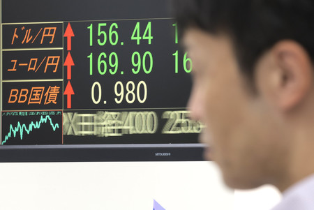 東京債券市場で長期金利が０．９８０％に上昇したことを示すモニター＝２１日午前、東京都中央区