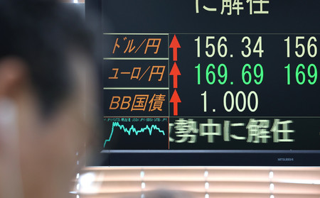 長期金利が１％に上昇したことを示すモニター＝２２日午後、東京都中央区