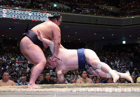 湘南乃海（左）は宝富士を小手投げで下し２敗を守る＝２２日、東京・両国国技館