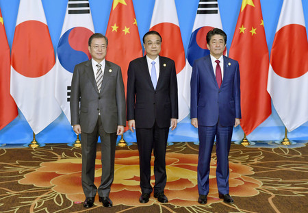 日中韓首脳会談に臨む（左から）韓国の文在寅大統領、中国の李克強首相、安倍晋三首相（いずれも当時）＝２０１９年１２月、中国・四川省成都