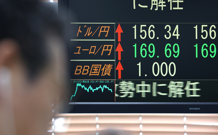 長期金利が１％に上昇したことを示すモニター＝２２日、東京都中央区