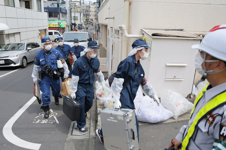 子ども３人と女性が死亡した現場に向かう警視庁の捜査員ら＝２４日午前、東京都品川区