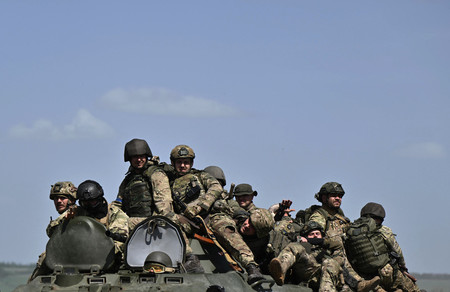 装甲車に乗るウクライナ兵＝４月２７日、東部ドネツク州チャソフヤル近郊（ＡＦＰ時事）