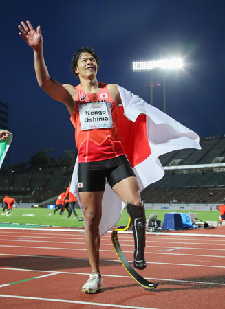 男子２００メートル（義足Ｔ６４）決勝、２位でゴールした大島健吾＝２５日、神戸ユニバー記念競技場