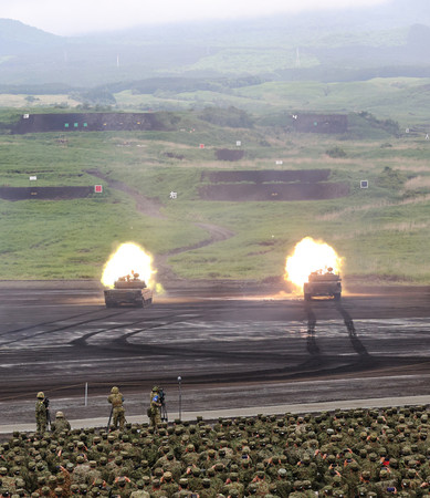 報道公開された陸上自衛隊の富士総合火力演習＝２６日午前、静岡県の東富士演習場