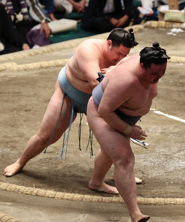 欧勝馬（左）は金峰山を寄り切りで破る＝２６日、東京・両国国技館