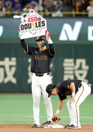 中日戦の３回、通算４５０本目となる二塁打を放った巨人の坂本（左）＝２２日、東京ドーム
