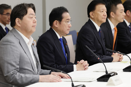 月例経済報告等に関する関係閣僚会議に臨む岸田文雄首相（手前左から２人目）＝２７日午後、首相官邸