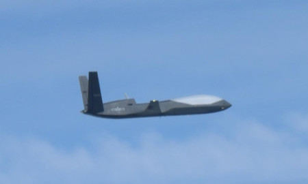 東シナ海で、飛行が初めて確認された中国軍の無人機「ＷＬ１０」（防衛省統合幕僚監部提供）