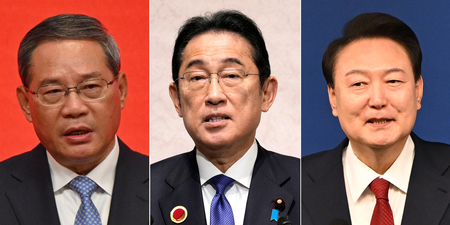 （左から）中国の李強首相、岸田文雄首相、韓国の尹錫悦大統領（ＡＦＰ時事）