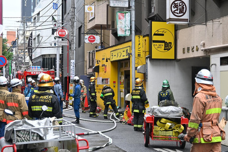 火災があった「ラーメン二郎」＝２８日午後、東京都新宿区